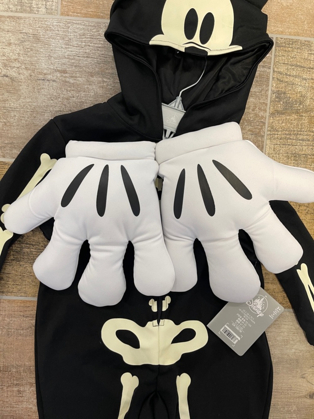 NWT Disney Store Mickey Mouse Skeleton Costume Mickey Hands 3T Glow in the Dark - Picture 6 of 8